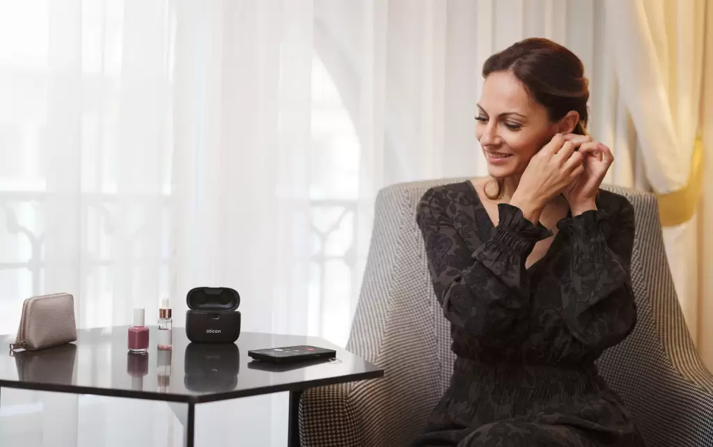 Oticon Real woman charger